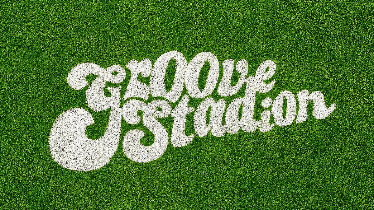 fußballweltmeisterschaft, groovestation-schriftzug auf grünem rasen