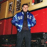 shacke one vor roter straßenbahn in blauer jacke