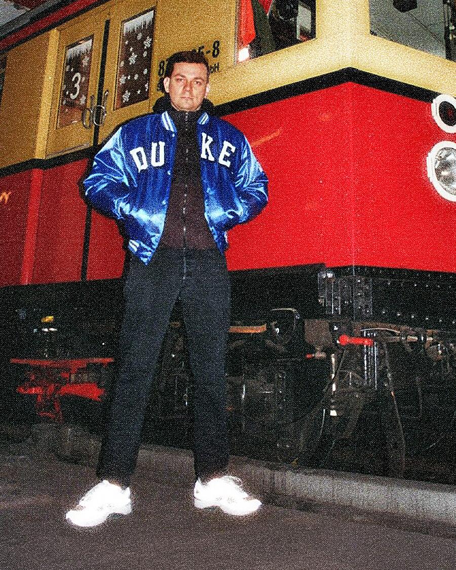 shacke one vor roter straßenbahn in blauer jacke