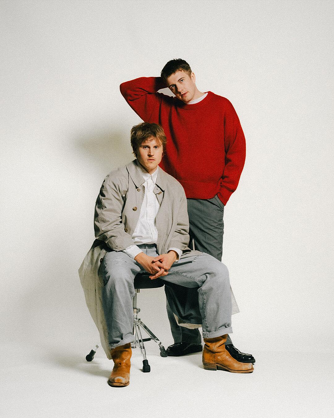 so soon, duo-portrait vor hellem hintergrund