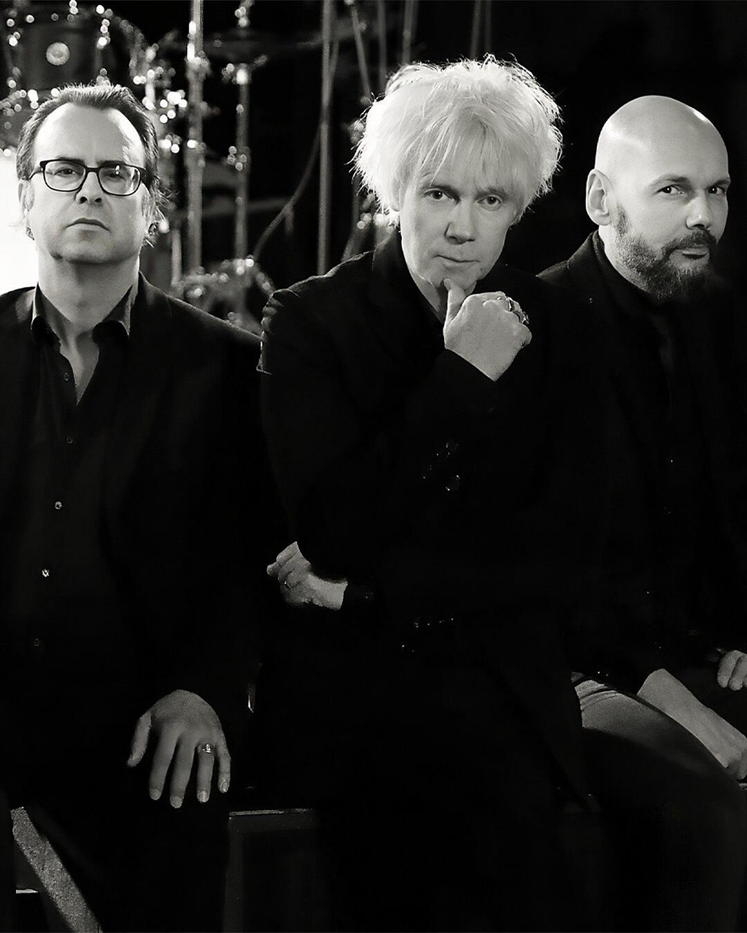 the beauty of gemina, vierköpfige band in schwarz-weiß auf bühne