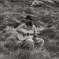 ian hooper, mann mit gitarre in landschaft in schwarz-weiß