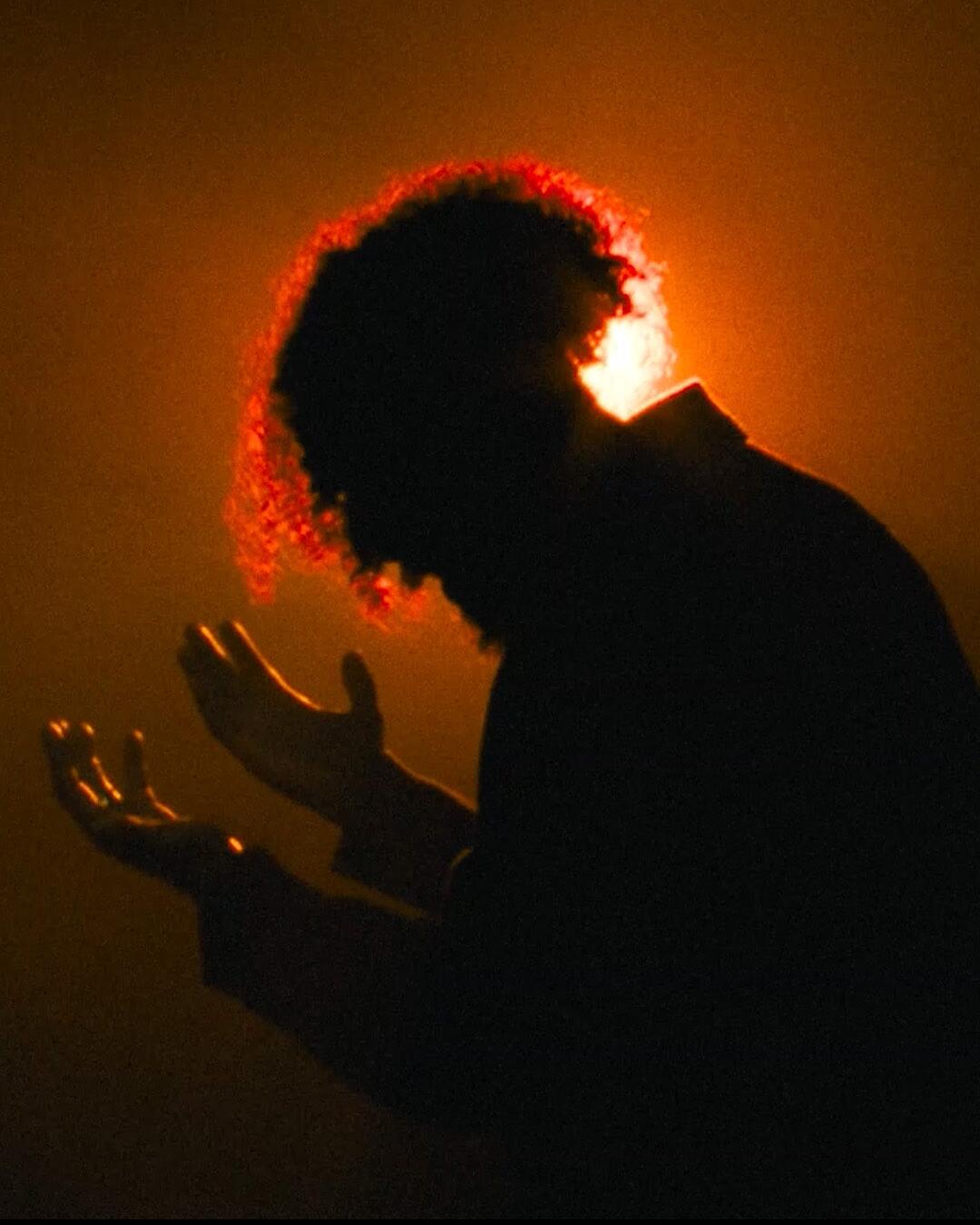 facesoul, silhouettenportrait im warmen gegenlicht