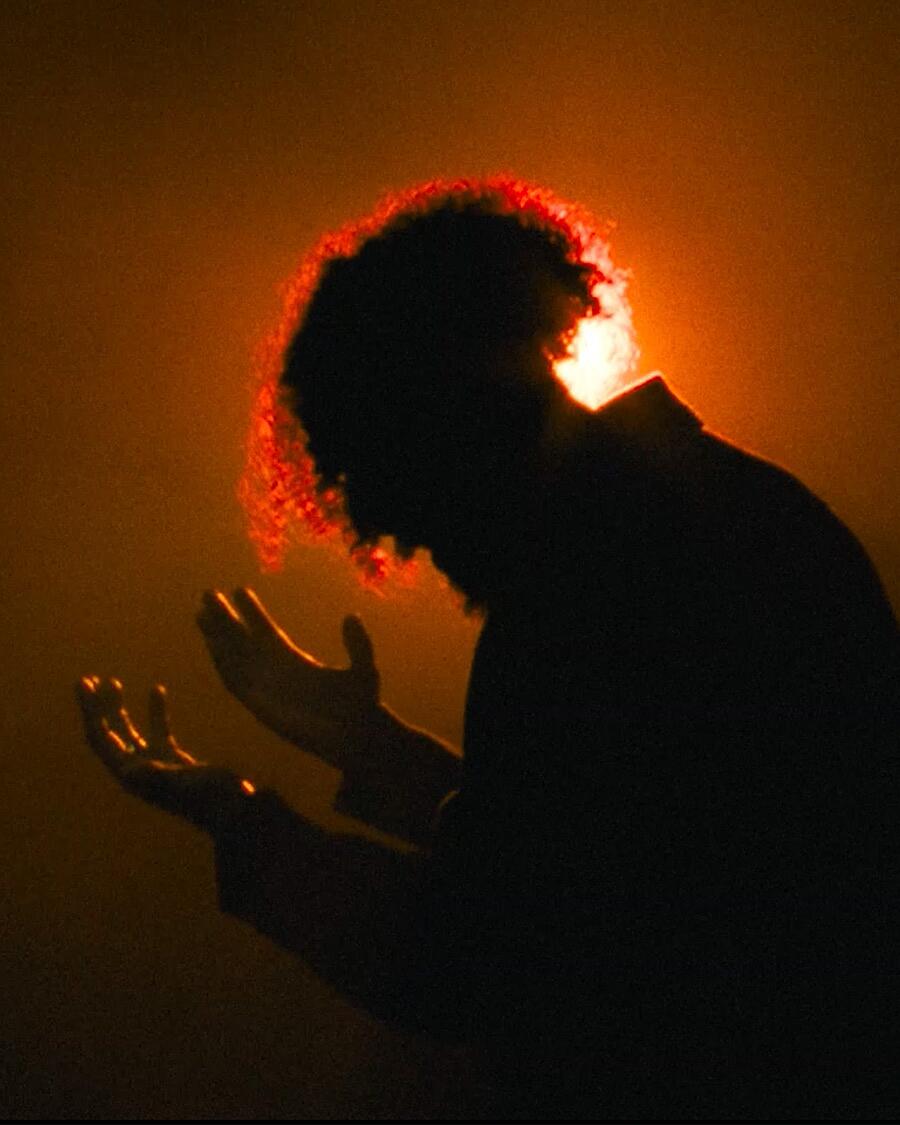 facesoul, silhouettenportrait im warmen gegenlicht