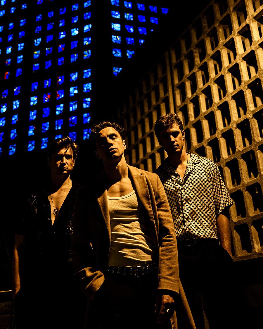 tulpe, dreiköpfige band bei nacht vor betonwand