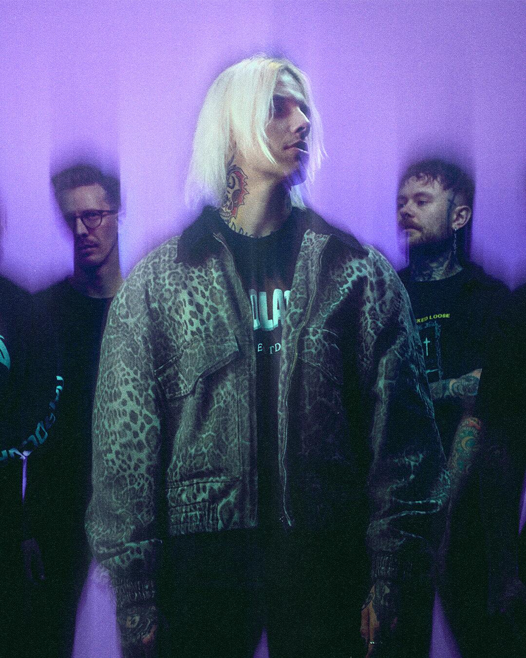 cabal, fünfköpfige band vor violettem hintergrund