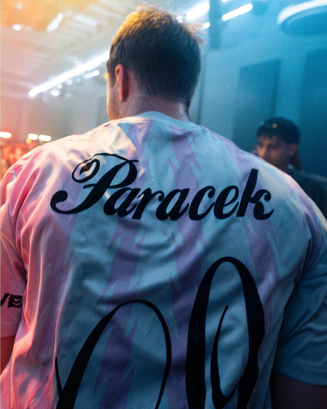 Paracek am DJ-Pult von hinten fotografiert