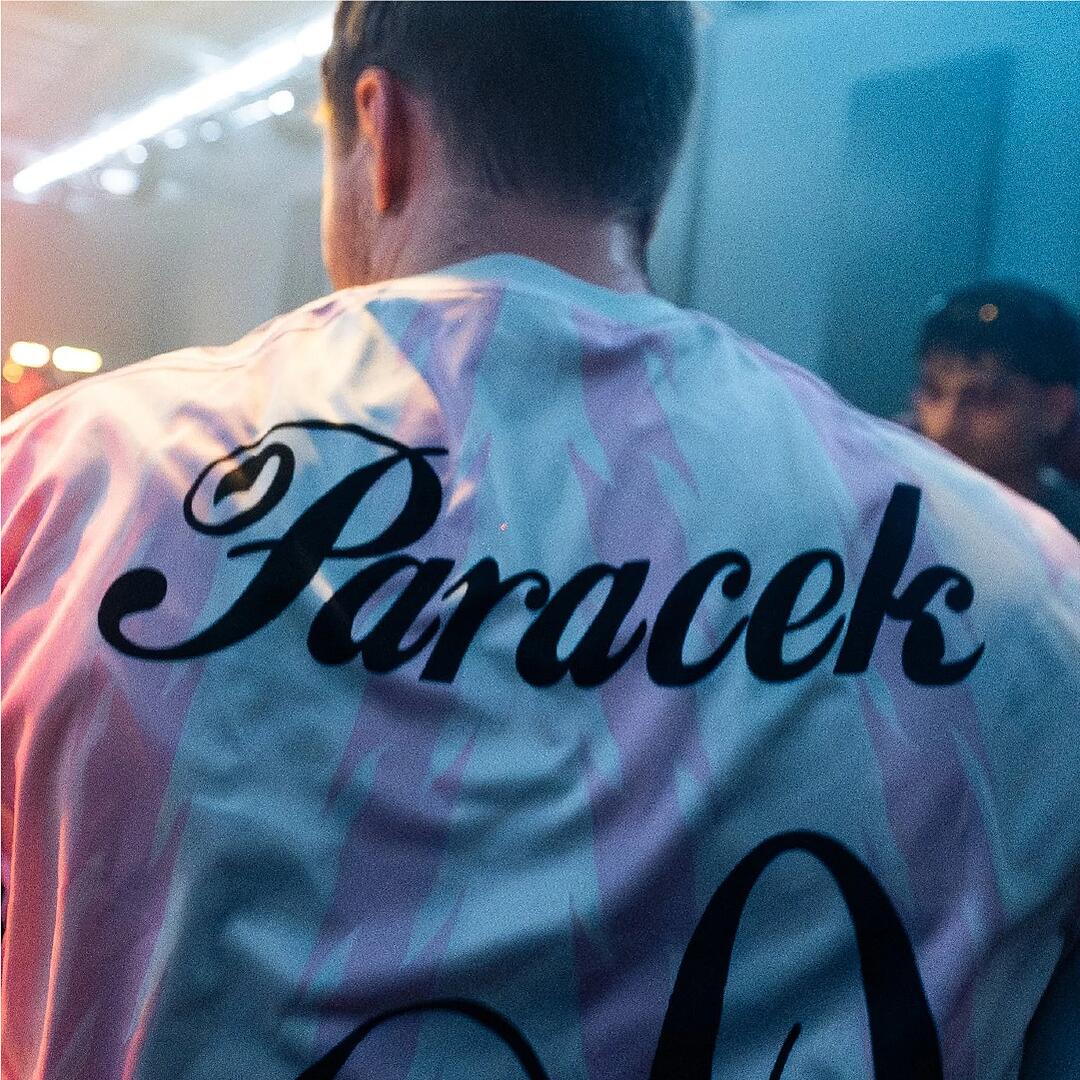 Paracek am DJ-Pult von hinten fotografiert