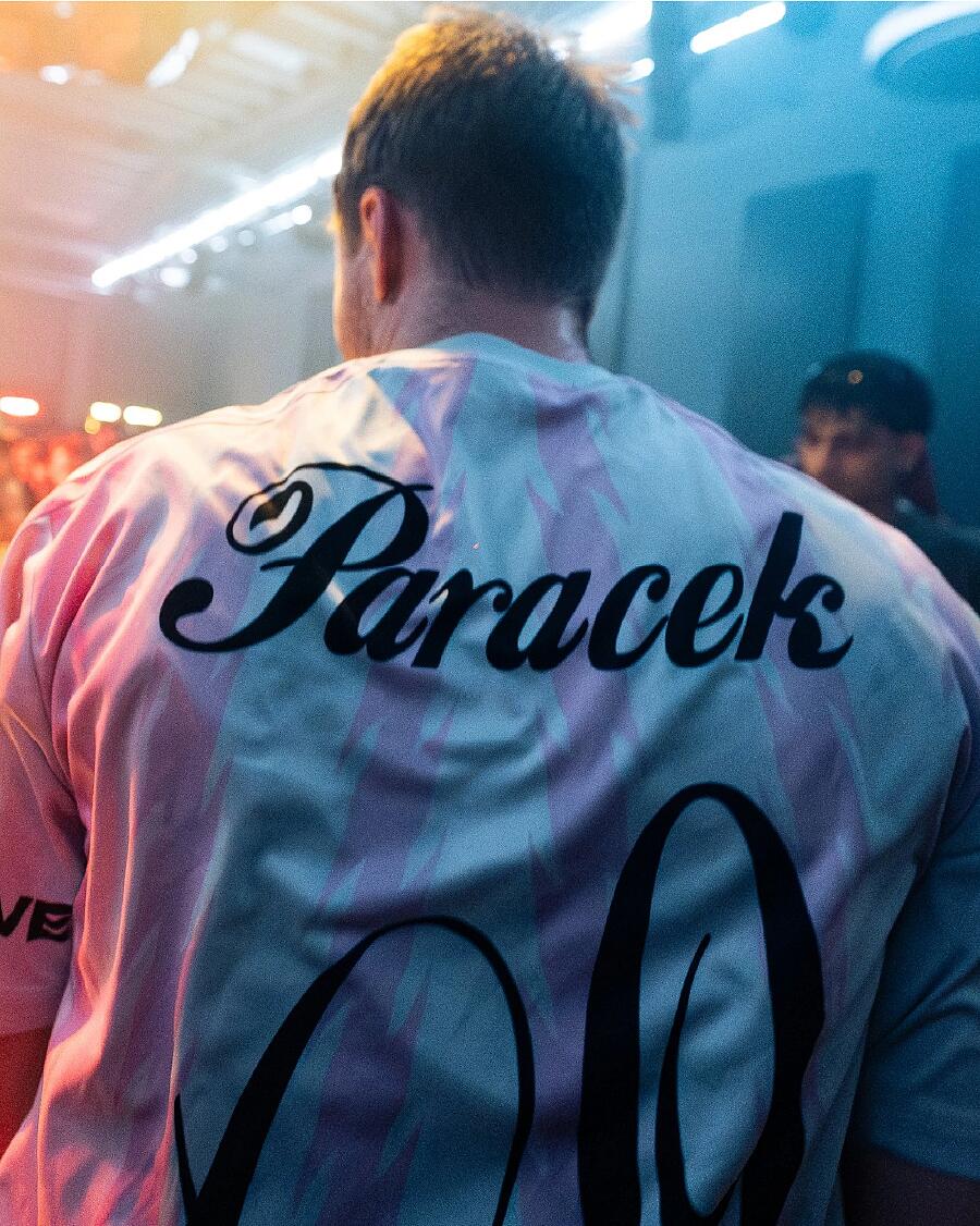 Paracek am DJ-Pult von hinten fotografiert