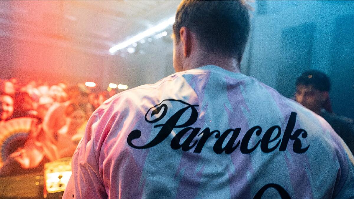 Paracek am DJ-Pult von hinten fotografiert