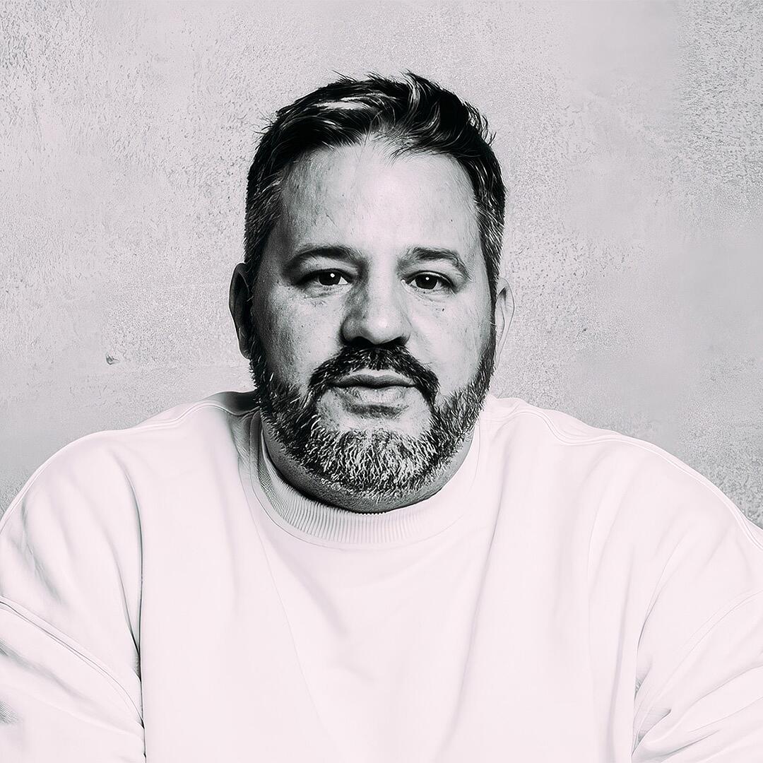 mc rene, schwarz-weißes portrait vor heller wand