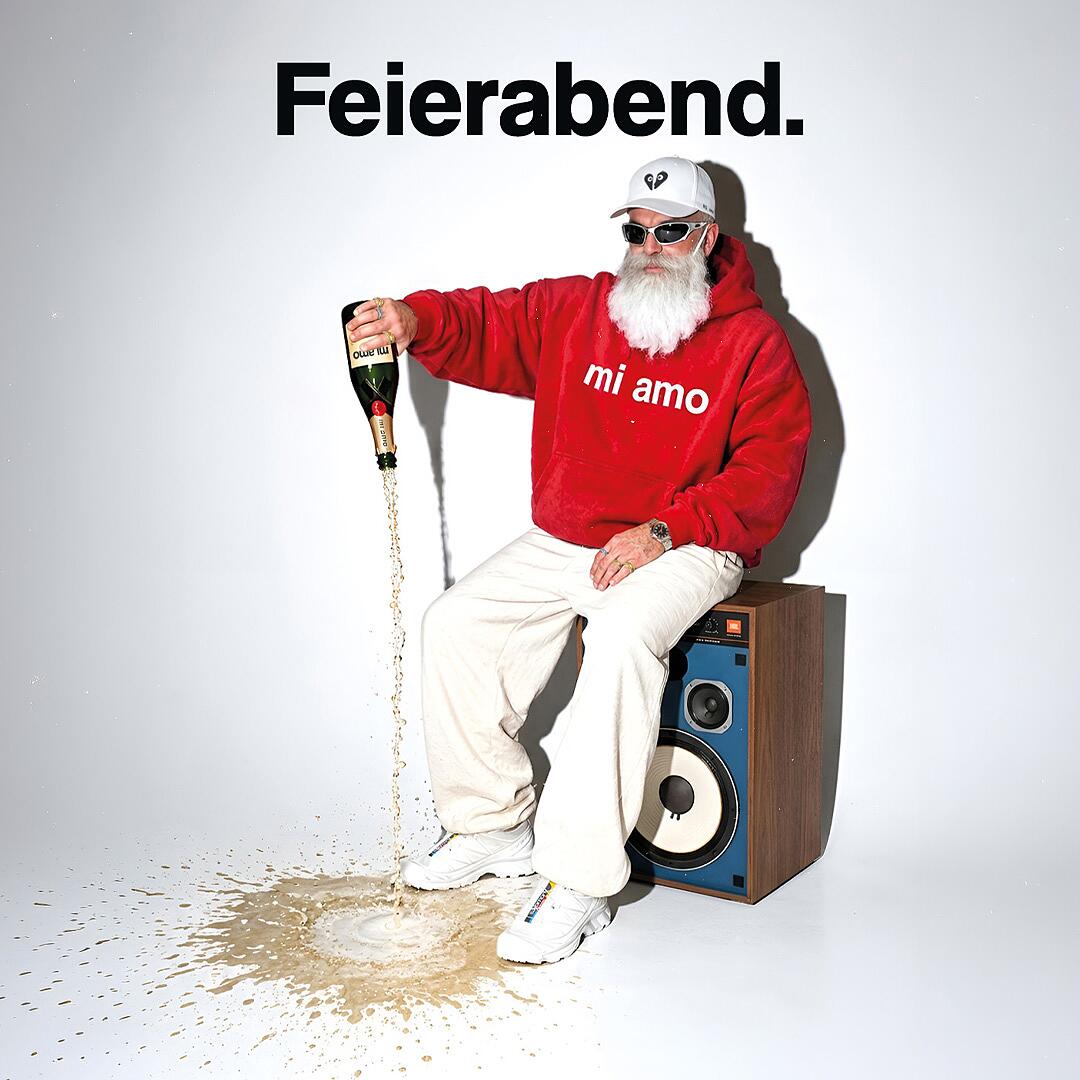 mi amo, feierabend-grafik mit mann auf lautsprecher und großer datumszahl