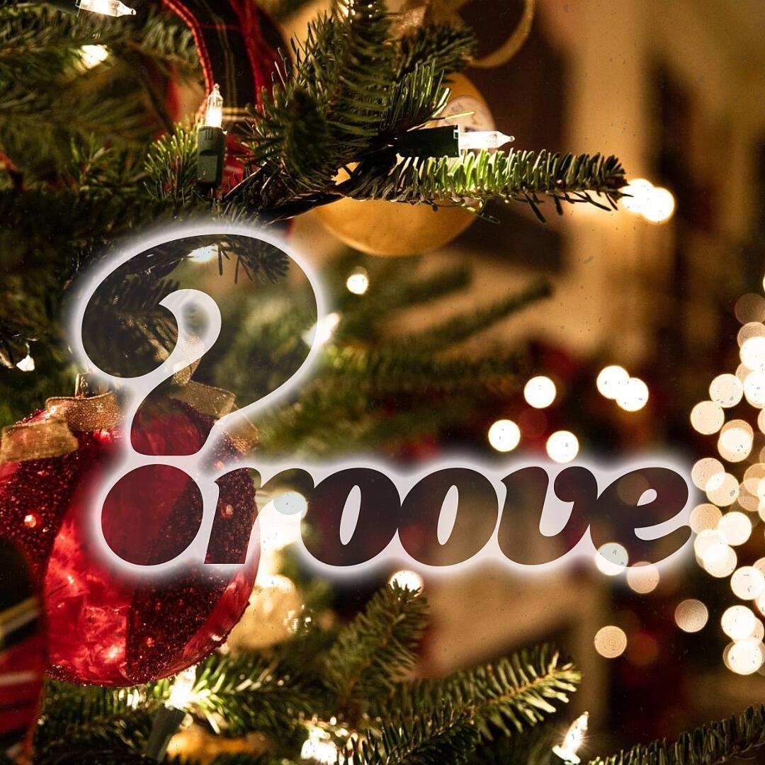 groovequiz weihnachts-edition, weihnachtsbaum mit kugeln und lichterketten sowie großem schriftzug