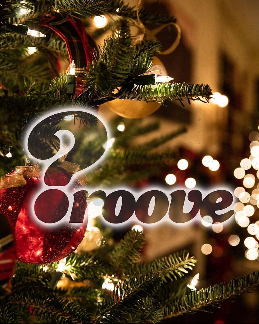 groovequiz weihnachts-edition, weihnachtsbaum mit kugeln und lichterketten sowie großem schriftzug