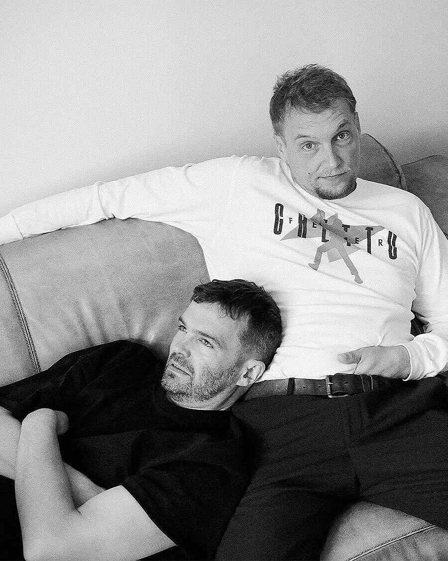 t9, schwarz-weiß-portrait des hip-hop-duos auf einem sofa