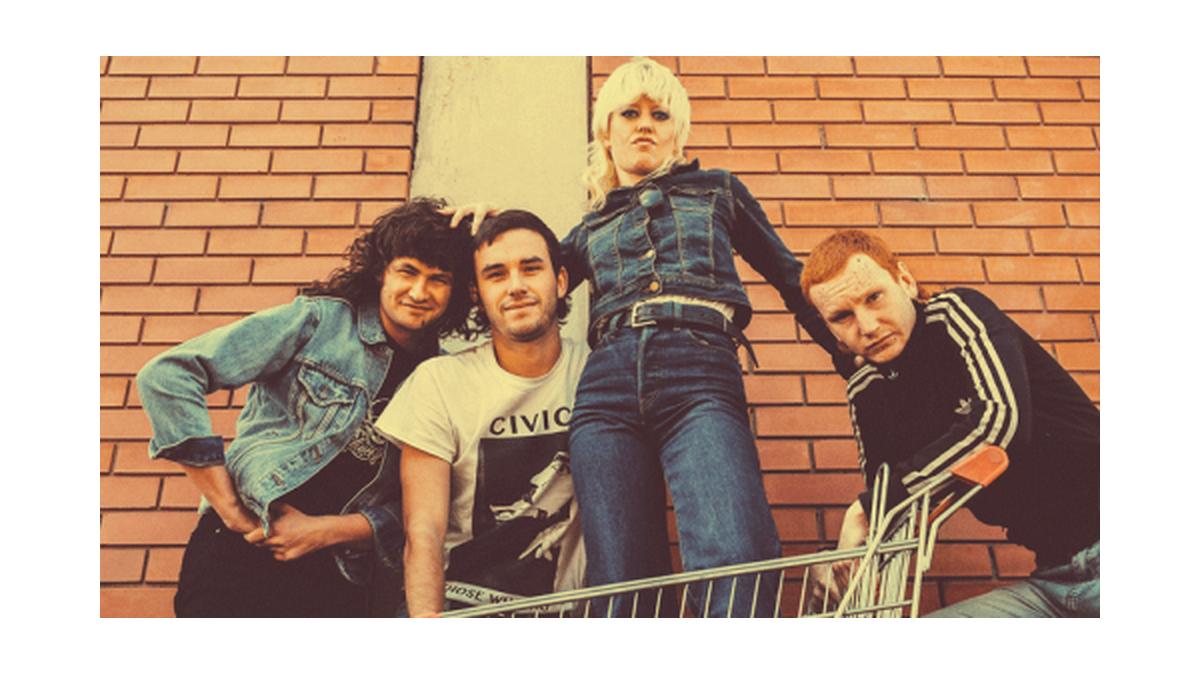 Amyl And The Sniffers & Suck