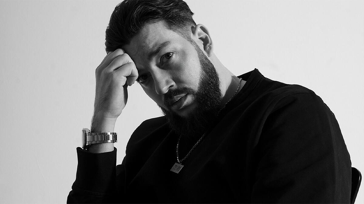 Takt32, Portrait eines Mannes mit Bart in Schwarz-Weiß