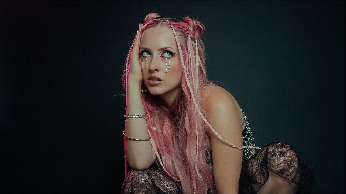 Dueja, Portrait mit rosa Haaren und auffälligem Make-up
