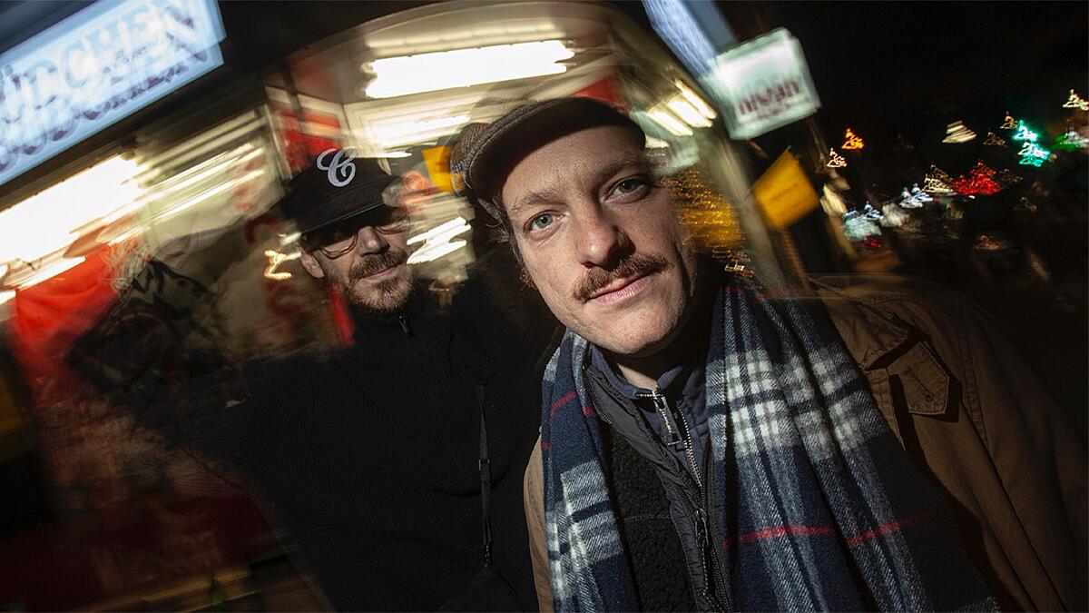 Retrogott & Hulk Hodn, zwei Männer bei Nacht auf Straße