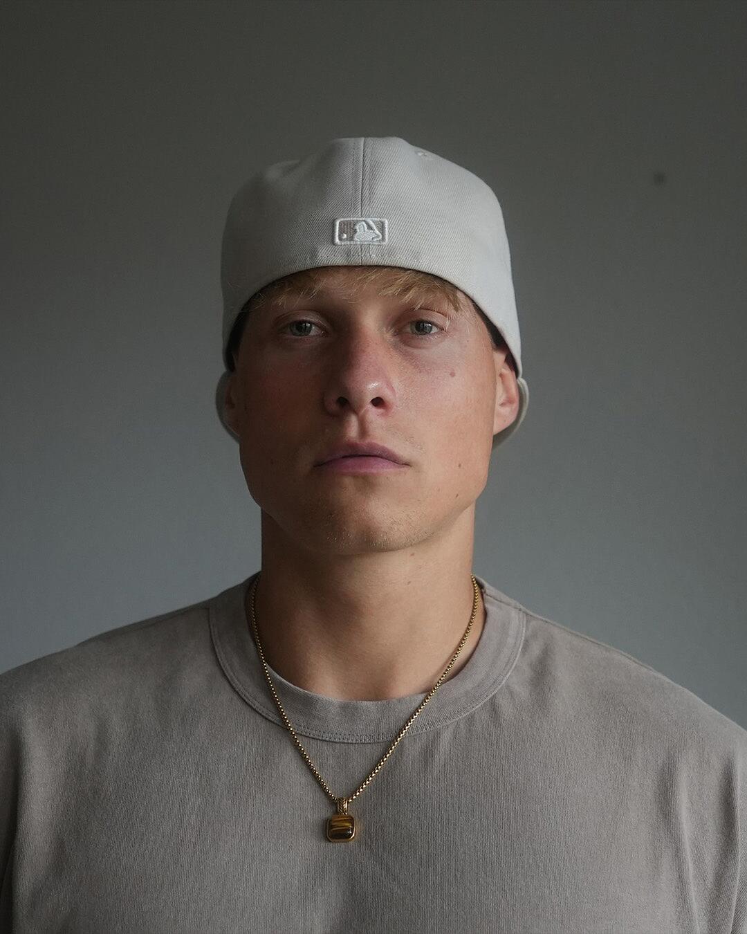 Matterz, Portrait mit Cap vor neutralem Hintergrund