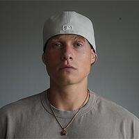 Matterz, Portrait mit Cap vor neutralem Hintergrund