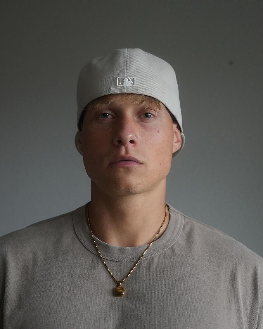 Matterz, Portrait mit Cap vor neutralem Hintergrund