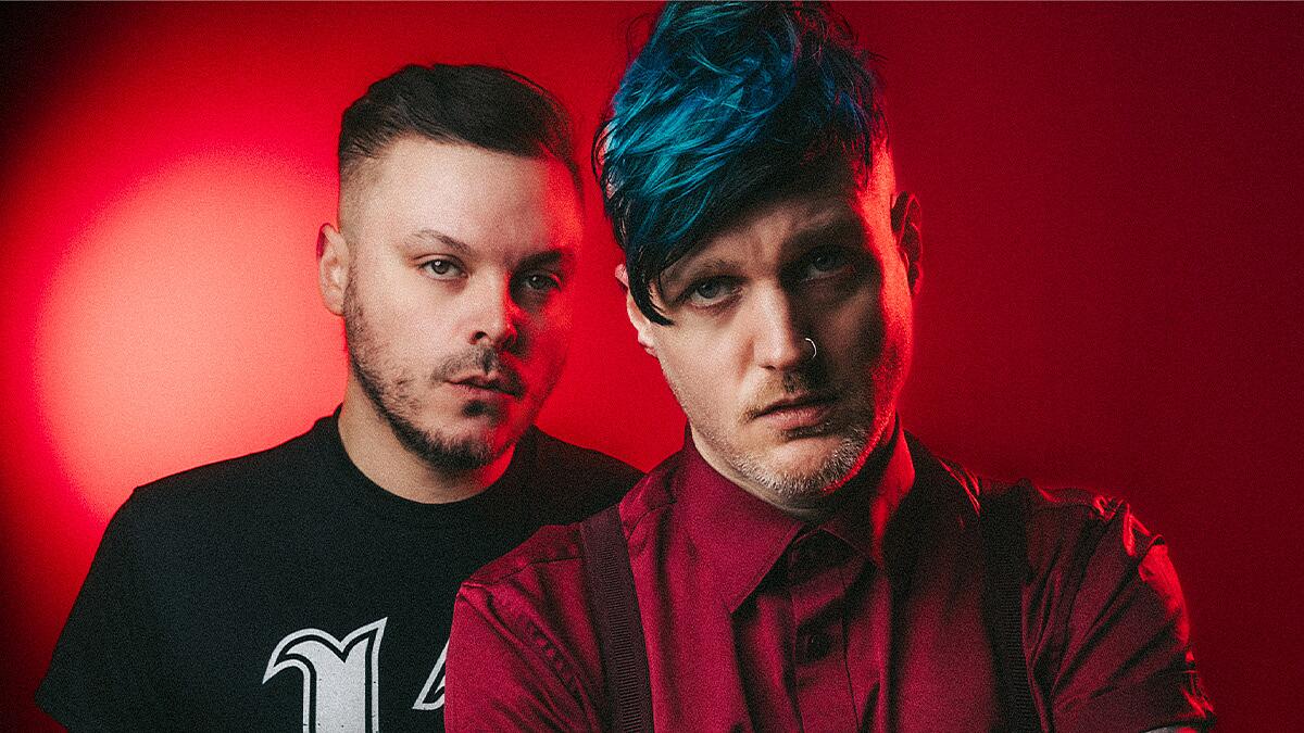 The Virginmarys, zwei Männer vor rotem Hintergrund