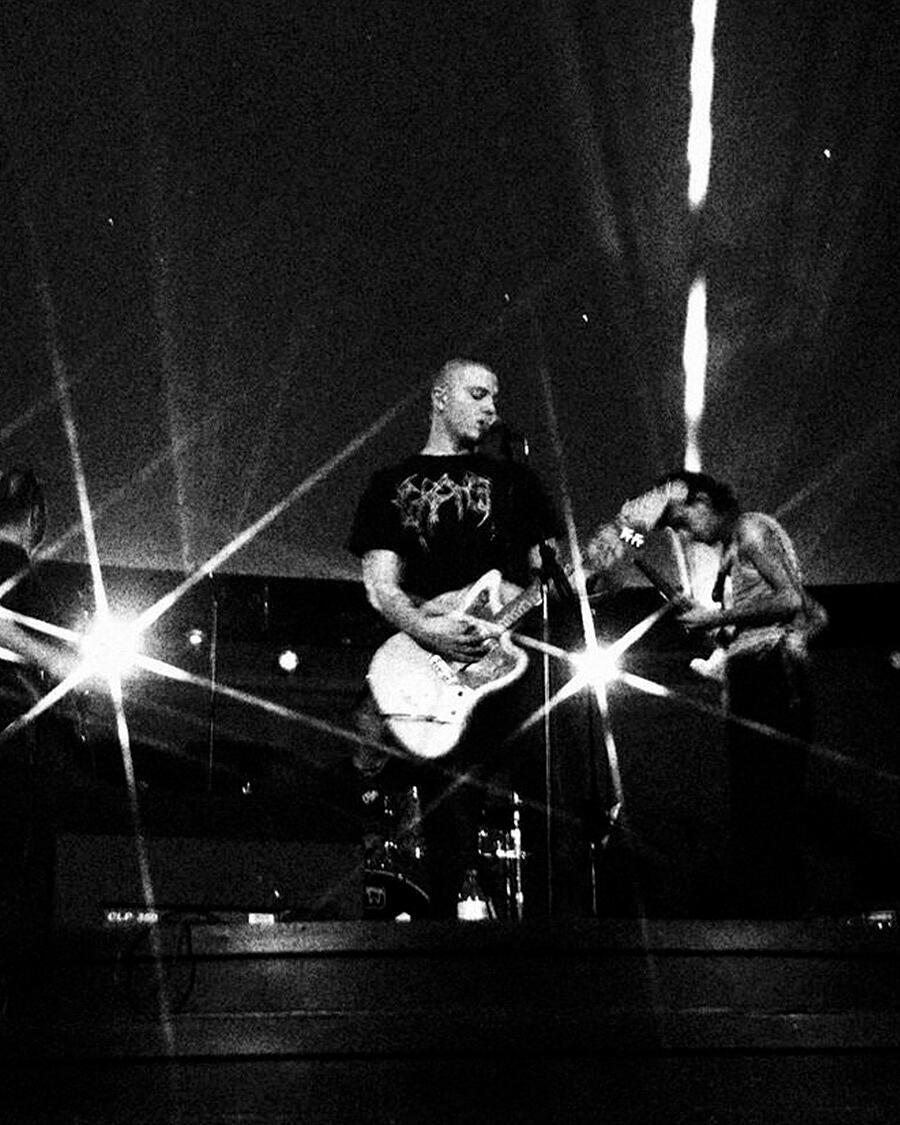 Traumatin, Band live auf Bühne in Schwarz-Weiß