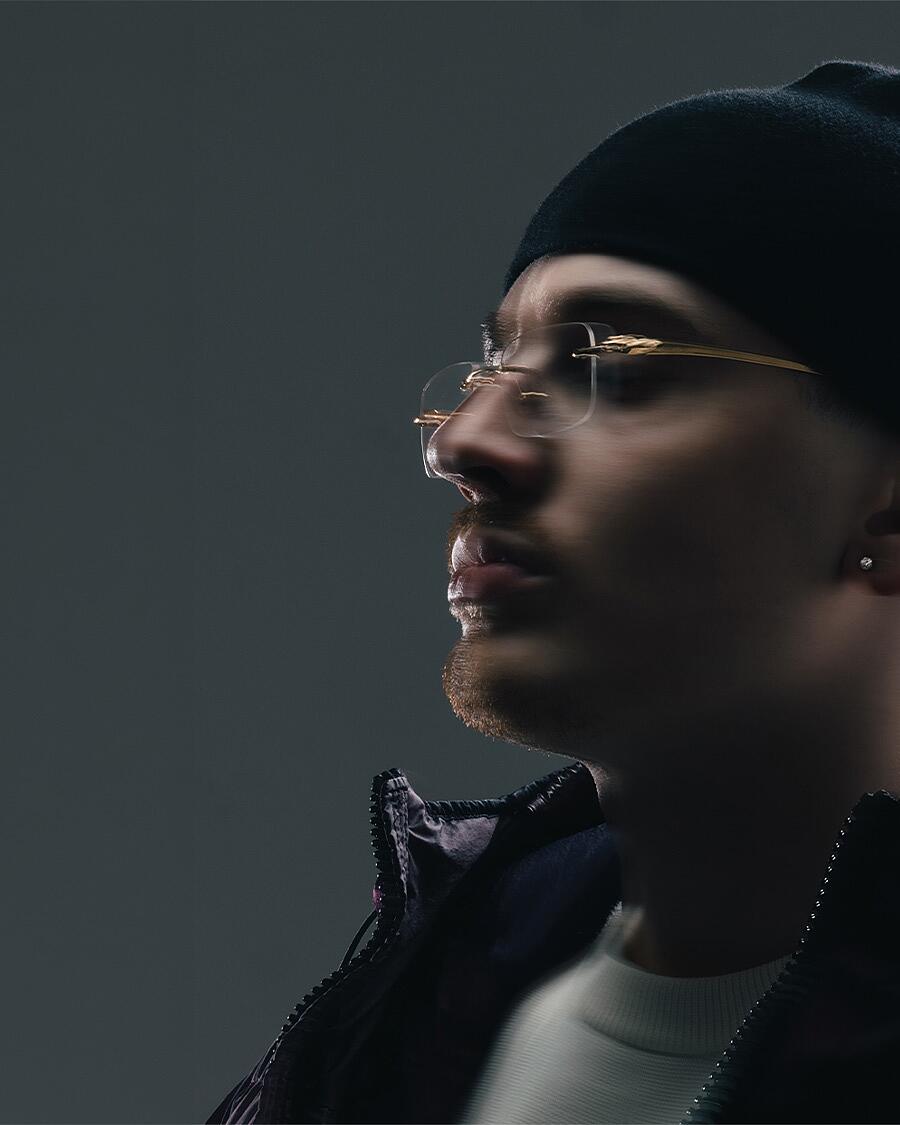 paulk, seitliches portrait mit mütze und brille