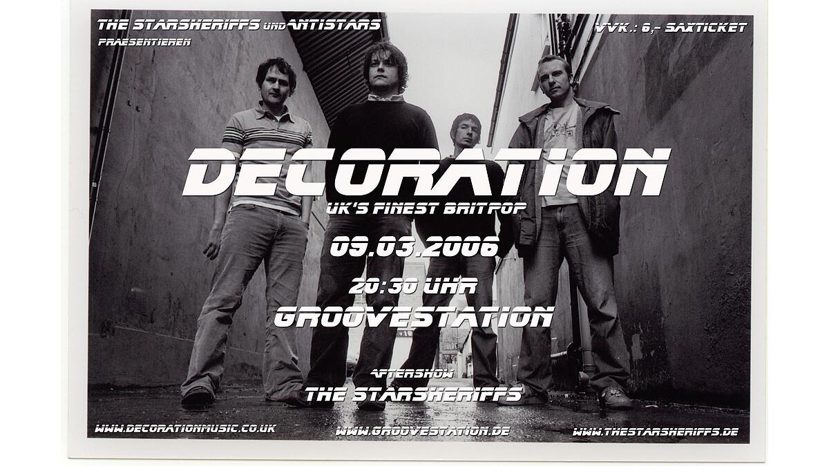 Decoration, Bandfoto schwarz weiss mit Infotext