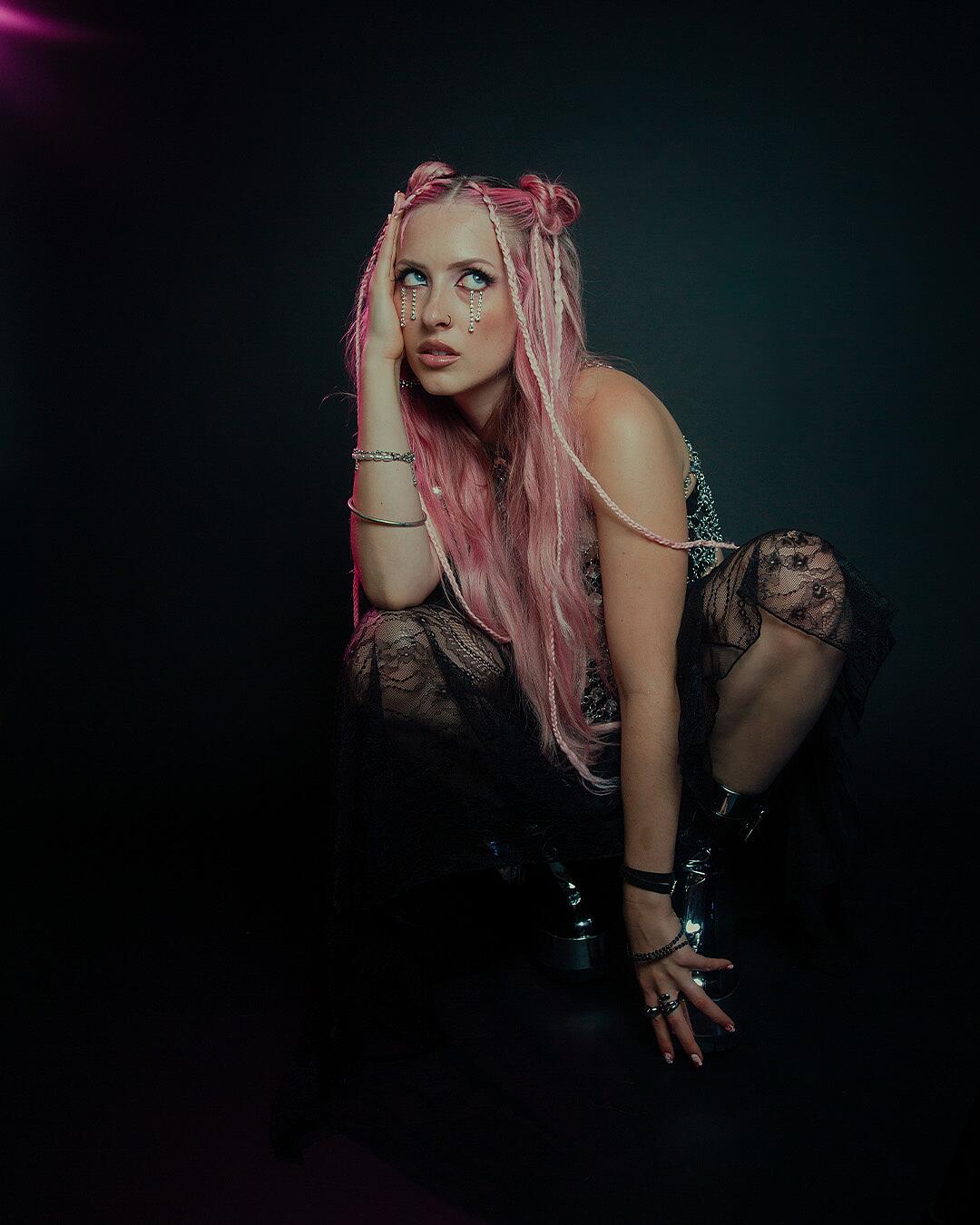 Dueja, Portrait mit rosa Haaren und auffälligem Make-up