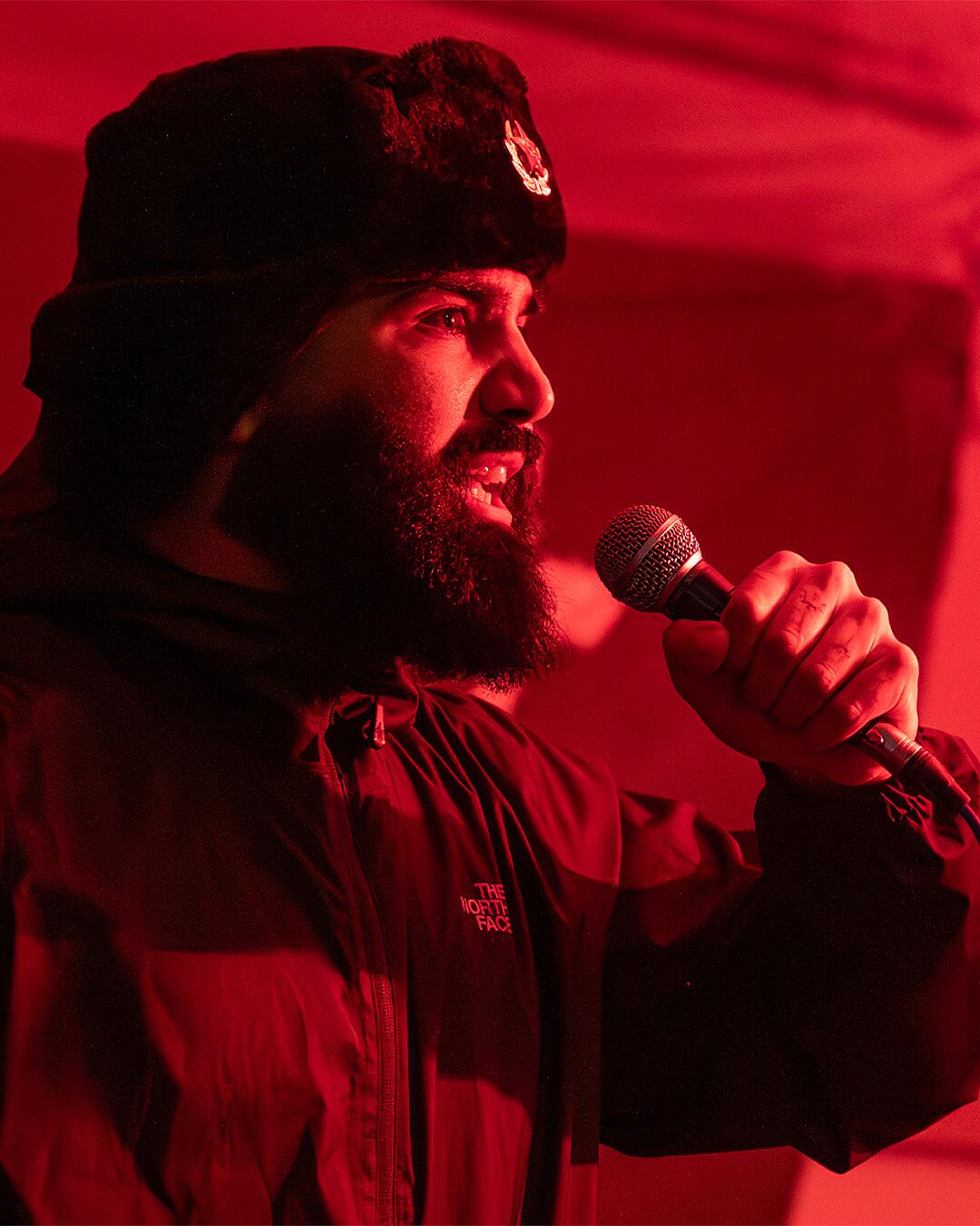 dahabflex, rapper mit mikrofon in rotem licht