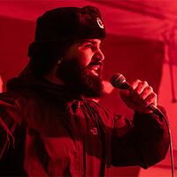 dahabflex, rapper mit mikrofon in rotem licht