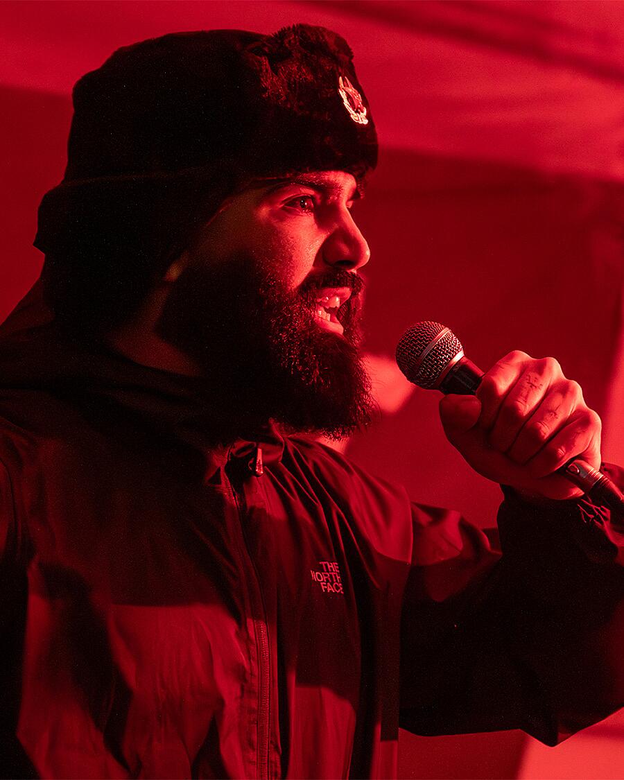 dahabflex, rapper mit mikrofon in rotem licht